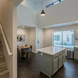 https://modern-3-bed-3-bath-townhouse-w-rooftop-deck.hotelsofphoenix.com